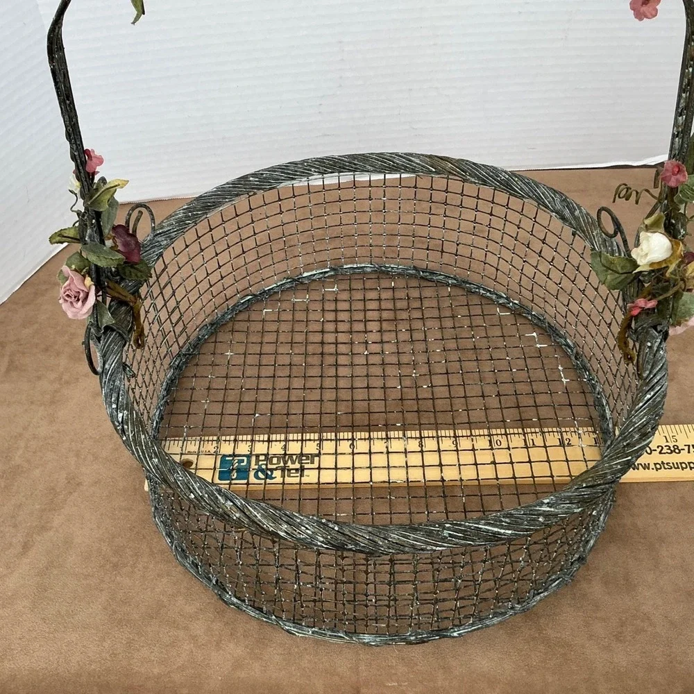 Vintage‎ Shabby Chic Wire Basket Floral Handle Rustic Metal Cottagecore Décor